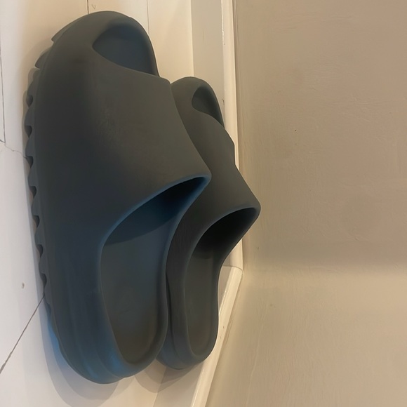 Yeezy Slides - Picture 2 of 3